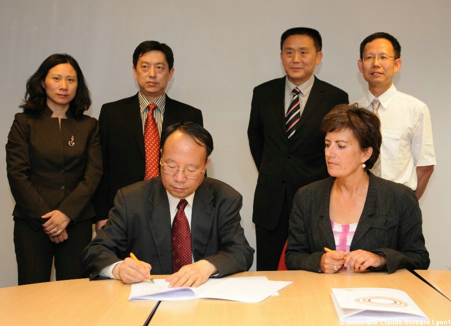 Photothèque Lyon 1 - Signature convention Chine (Wuhan) 