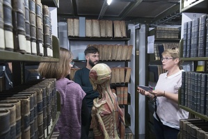 Visite des magasins de la bibliothèque