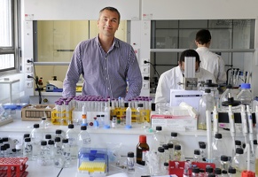 M. Tillement au sein de son laboratoire