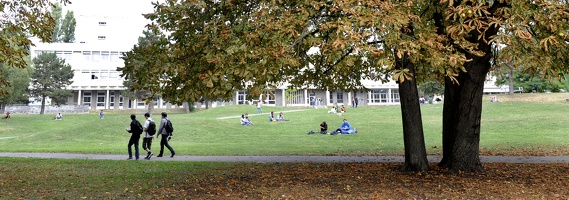 Etudiant vers le square Evariste gallois