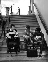 Etudiants dans les escaliers du Déambulatoire