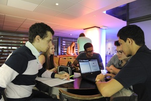 Echanges entre étdudiants au Cybercafé de l'université