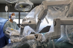 Opération avec un robot